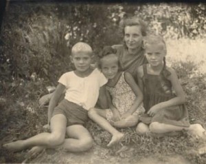 1948-wIth aunt Ekaterina Yakovlevna Guslistova and cousins Yulia and Elya at Bulatnikovo